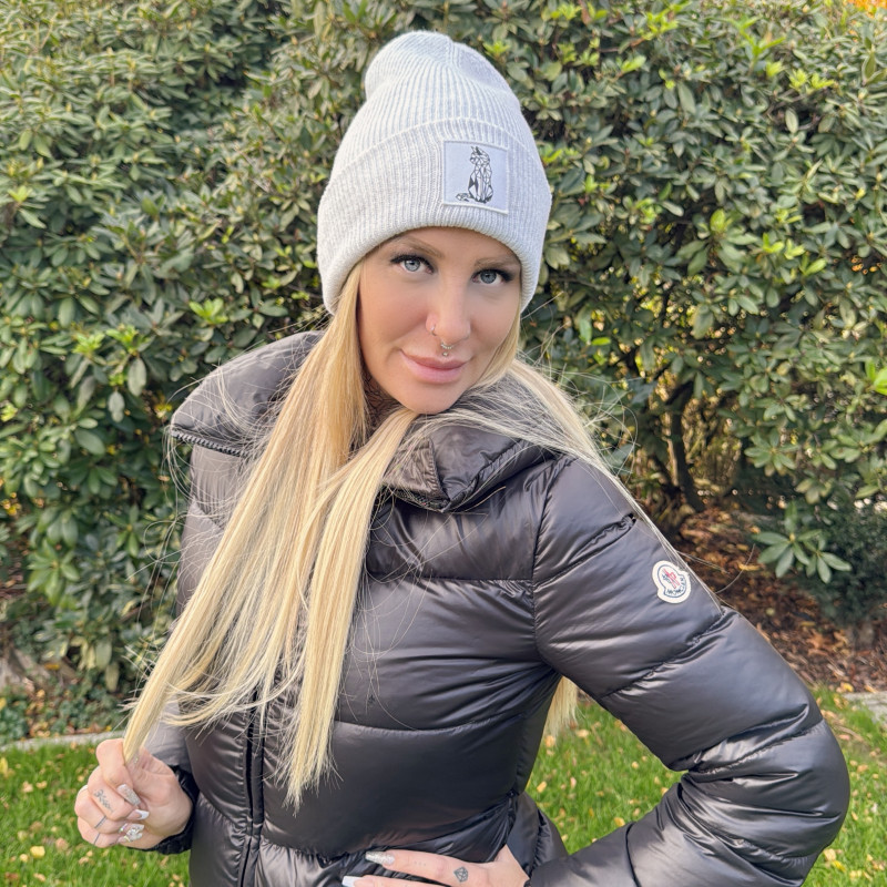 Lara CumKitten trägt Cat Beanie Soft Grey – lässig, warm und stylisch