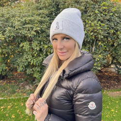 Lara CumKitten with Cat Beanie Black Desire – cool, cheeky and confident