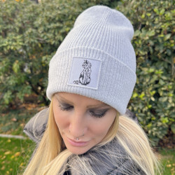Lara trägt den Cat Beanie in Grau mit Signature-Label – gemütlich und alltagstauglich im Winter.