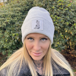 Close-up: Cat label on the grey beanie shown in detail – minimal and elegant.
