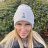 Close-up: Cat label on the grey beanie shown in detail – minimal and elegant.