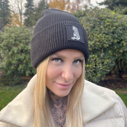 Lara presenting the black beanie for everyday wear – sporty, soft, and modern.