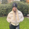 Vollansicht im Winterlook: Lara kombiniert warme Jacke mit grauem Beanie für kalte Tage.